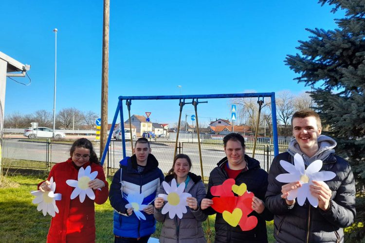 Nek svud ljubav sja kao u našoj maloj školi velikog srca
