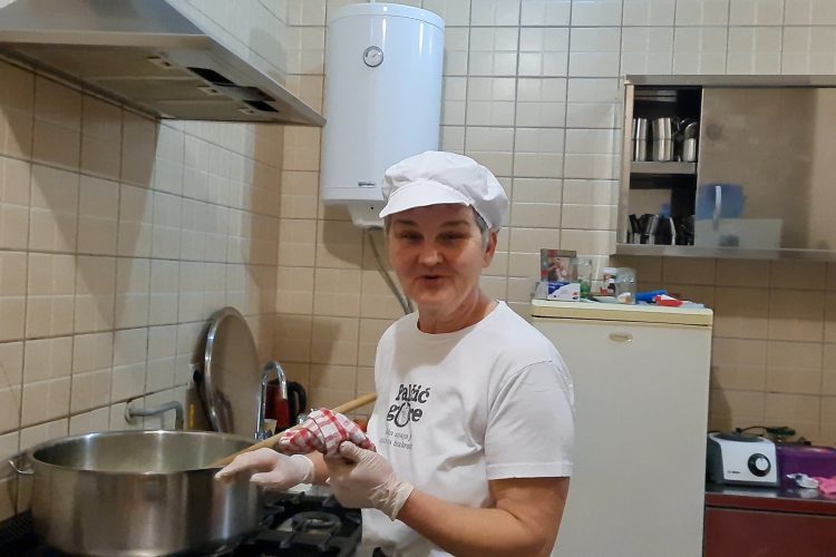 Mala kuhinja u maloj školi velikog srca